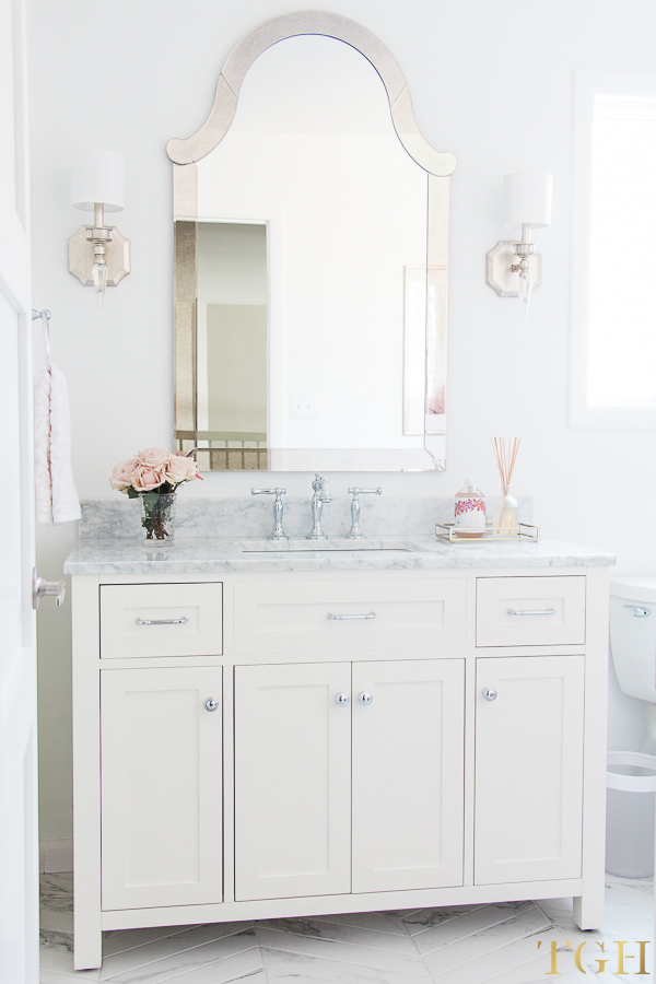 Simple Design Tips for All White Bathrooms