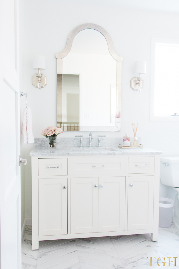Simple Design Tips for All White Bathrooms