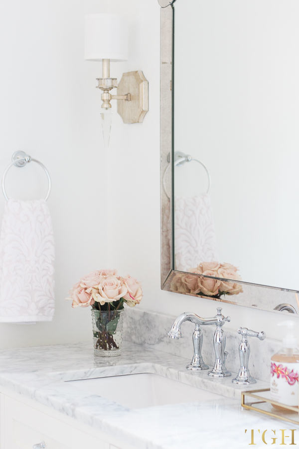 Simple Design Tips for White Bathrooms