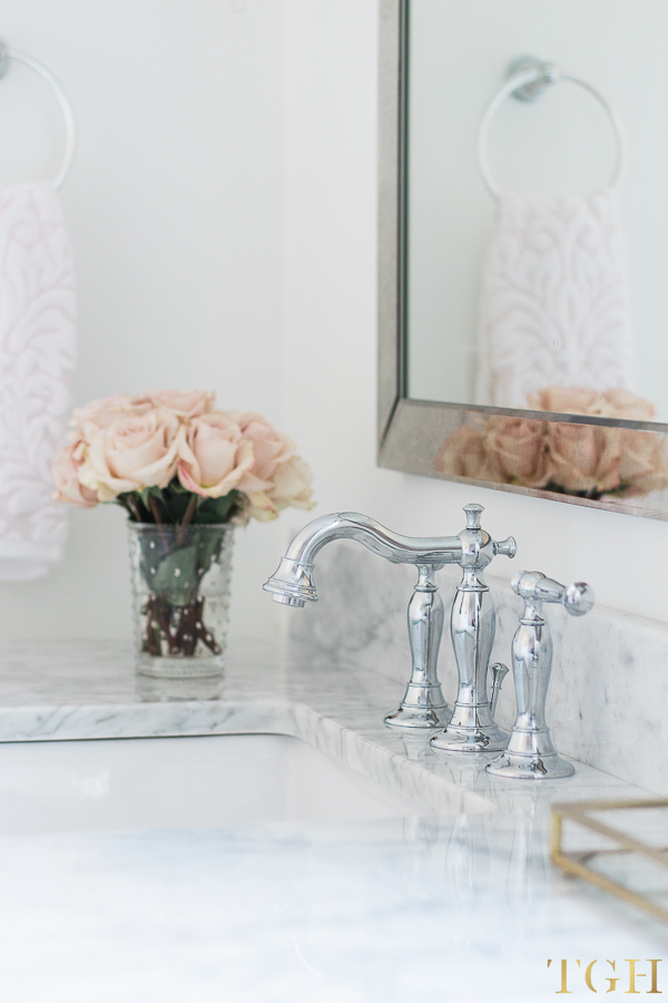 Simple Design Tips for All White Bathrooms