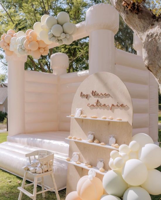 5 tendencias cursis para celebrar un baby shower  Baby shower fall, Baby  shower decorations neutral, Baby shower theme decorations