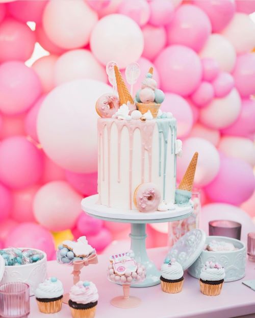 gender reveal cake